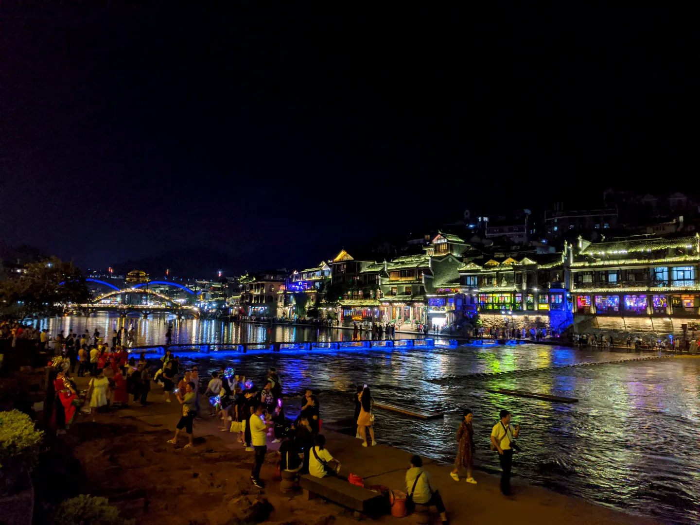 夜晚的江边