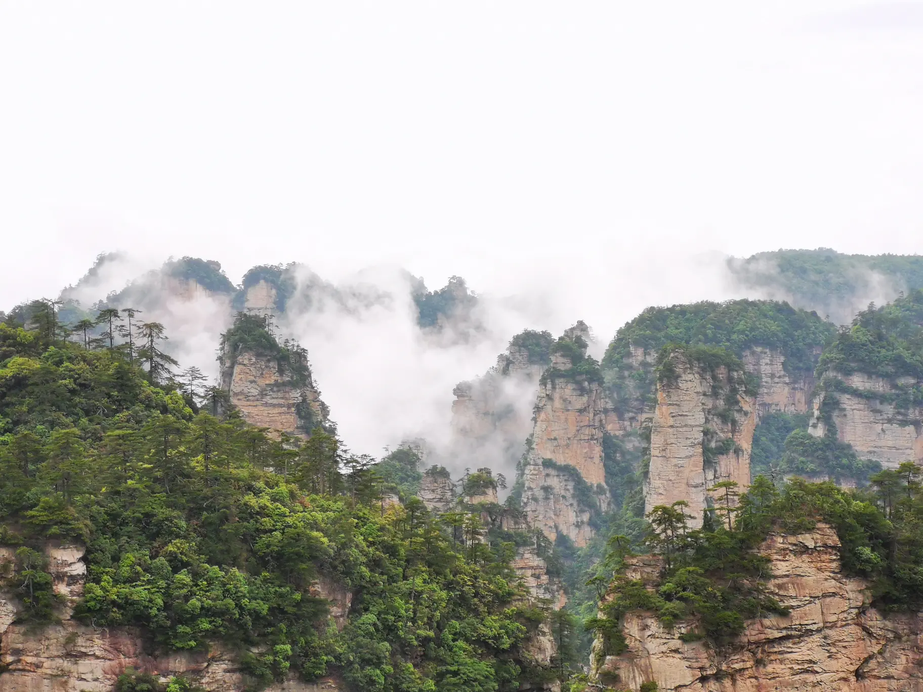 云雾缭绕的山峰